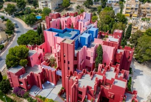 Красная Стена построена в 1973 году и представляет собой лабиринт из 50 апартаментов. 02