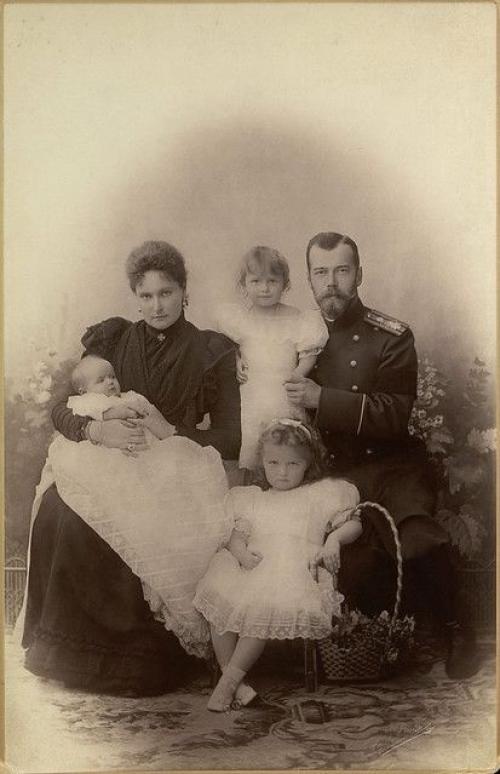 Когда в жизни царской семьи наступает долгожданный момент, но радость оборачивается горечью, трудно понять, что скрывается за стенами дворца. 05