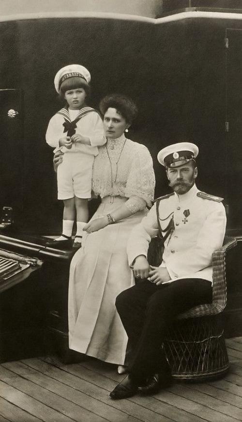 Когда в жизни царской семьи наступает долгожданный момент, но радость оборачивается горечью, трудно понять, что скрывается за стенами дворца. 04