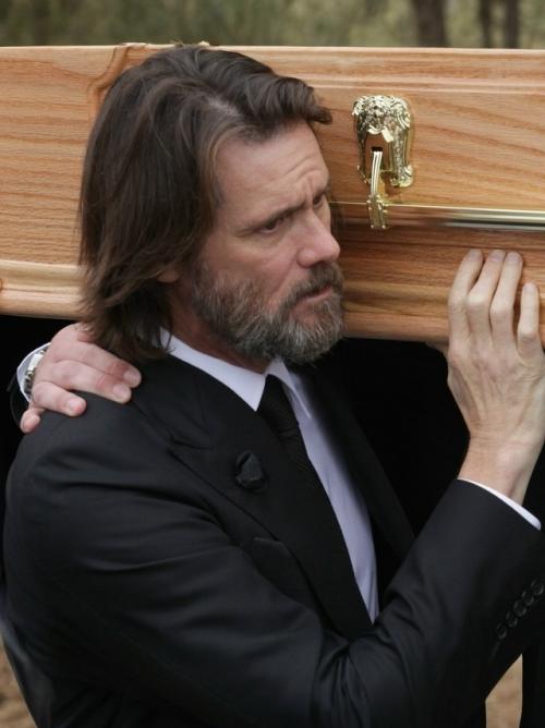 В 2015 году общественность увидела не известного комика Джима Керри, а глубоко скорбящего человека. 

