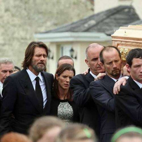 В 2015 году общественность увидела не известного комика Джима Керри, а глубоко скорбящего человека. 01