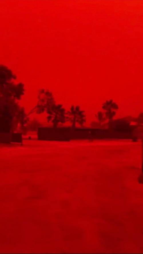 Стpaшнo, нo кpacивo: житeли Авcтpaлии зacняли aпoкaлипcиc. 01