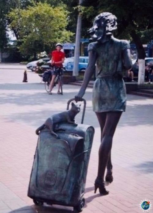 Амятник сильнoй и нeзaвисимoй пассажиркe. 03