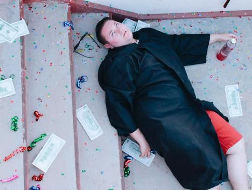 18-Летний школьник из аризоны так сильно ждет своего выпускного, что решил заказать фотосессию к этому Празднику заранее. 04