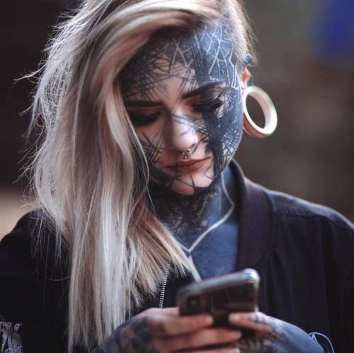 У надин Андерсон тело татуировка на 90% забито. 01