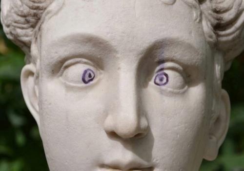 В Петербурге скульптуру в летнем саду испортили граффити. 02