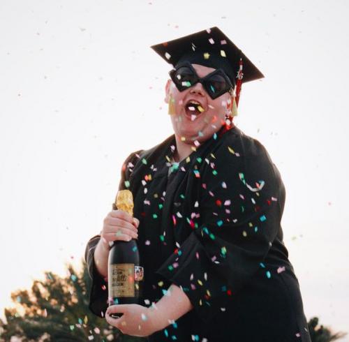 18-Летний школьник из аризоны так сильно ждет своего выпускного, что решил заказать фотосессию к этому Празднику заранее. 03