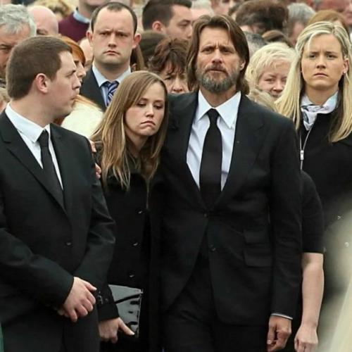 В 2015 году общественность увидела не известного комика Джима Керри, а глубоко скорбящего человека. 02