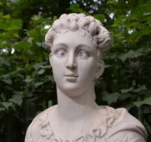 В Петербурге скульптуру в летнем саду испортили граффити. 01