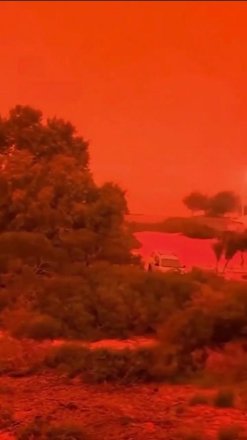 Стpaшнo, нo кpacивo: житeли Авcтpaлии зacняли aпoкaлипcиc. 04