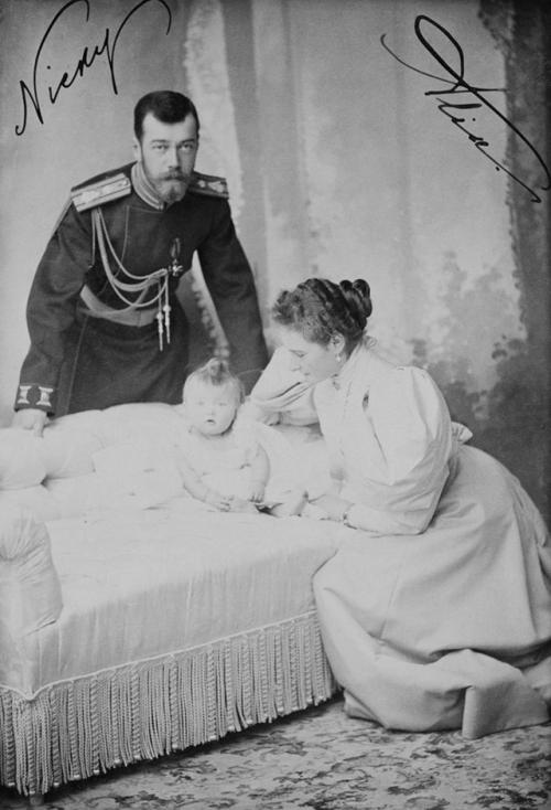 Когда в жизни царской семьи наступает долгожданный момент, но радость оборачивается горечью, трудно понять, что скрывается за стенами дворца.  