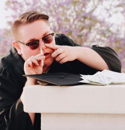 18-Летний школьник из аризоны так сильно ждет своего выпускного, что решил заказать фотосессию к этому Празднику заранее.