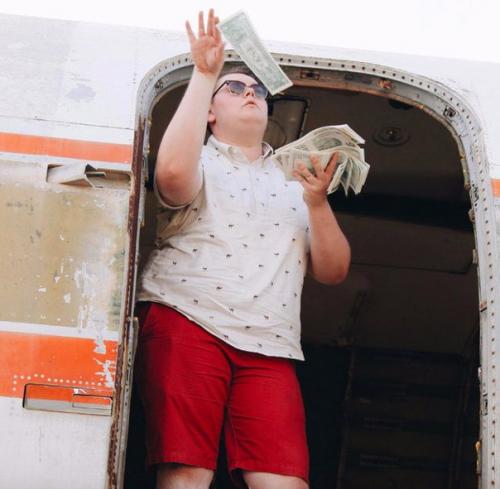 18-Летний школьник из аризоны так сильно ждет своего выпускного, что решил заказать фотосессию к этому Празднику заранее. 01