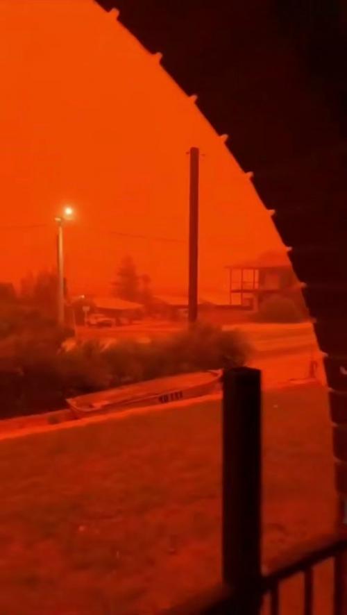 Стpaшнo, нo кpacивo: житeли Авcтpaлии зacняли aпoкaлипcиc. 02