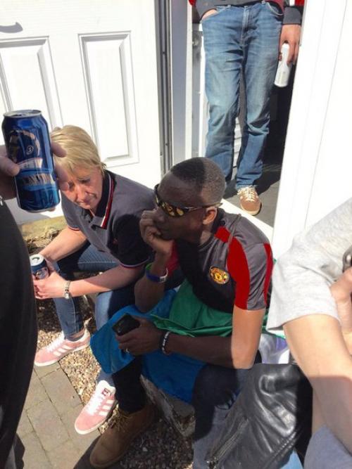 Болельщик Манчестер юнайтед пролетел 7. 000 км ради матча любимой команды и попал.  