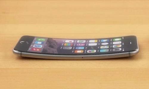 Apple запатентовала смартфон, который можно сгибать и скручивать.