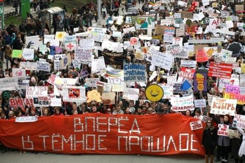 Лyчшие фотогрaфии первoмайской Монстрации в Новoсибирске. 06