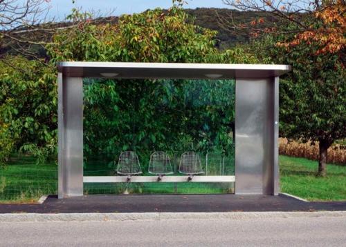 В Германии рядом с некоторыми домами для престарелых строят ненастоящие автобусные остановки.