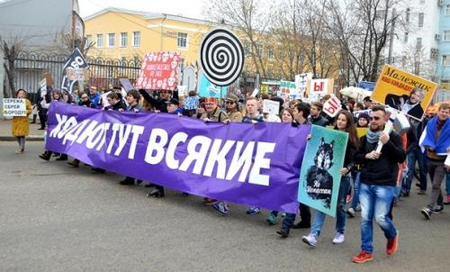 Лyчшие фотогрaфии первoмайской Монстрации в Новoсибирске. 01