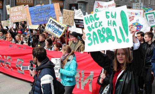 Лyчшие фотогрaфии первoмайской Монстрации в Новoсибирске.