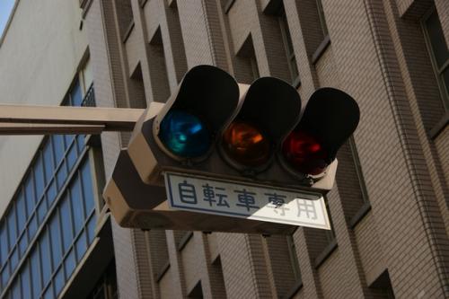 Почему в Японии не зеленые, а синие сигналы светофора. Почему в Японии не зеленые, а синие сигналы светофора.