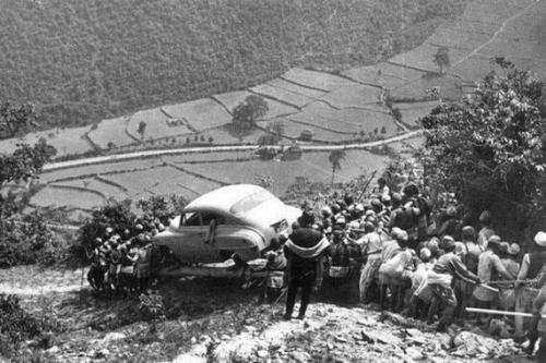 На этих фотографиях 1939 года, запечатлена доставка подарка Адольфа Гитлера своему Приятелю королю Непала - трибхувану. 02