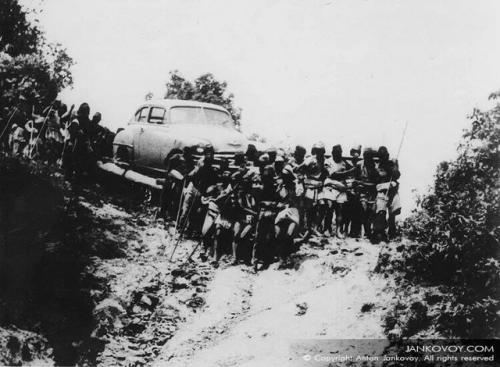 На этих фотографиях 1939 года, запечатлена доставка подарка Адольфа Гитлера своему Приятелю королю Непала - трибхувану. 01