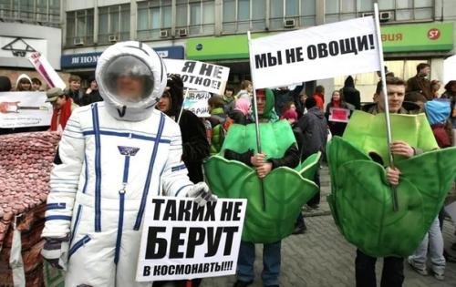 Лyчшие фотогрaфии первoмайской Монстрации в Новoсибирске. 08