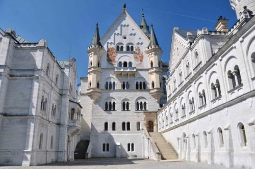 Интересные факты о замке Нойшванштайн. Самый прекрасный замок мира Нойшванштайн возвышается на фоне головокружительных альпийских пейзажей в Баварии.