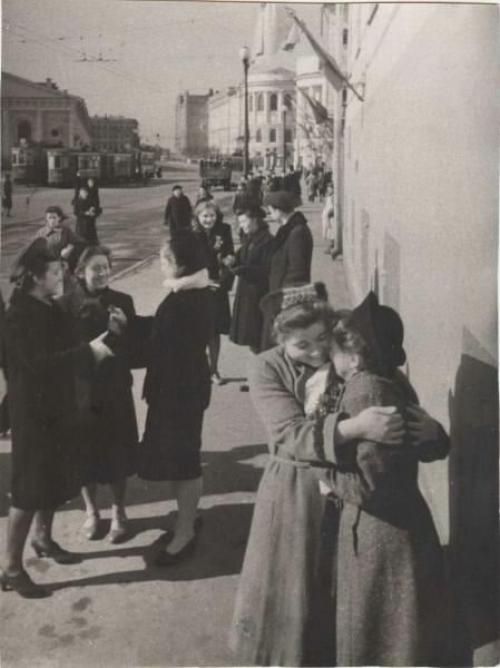 Утро 9 мая 1945 года на моховой улице в Москве. 

