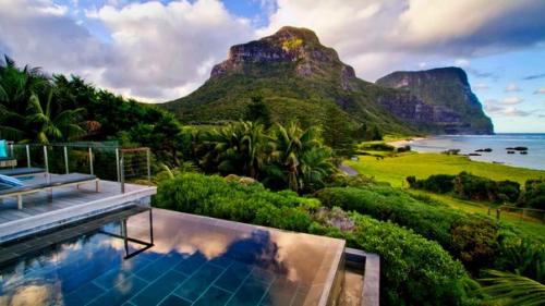 Лорд - хау - небольшой вулканический остров, имеющий форму бумеранга, вытянутого с севера на юг на 10 км и имеющего ширину около 2 км.