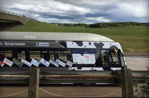 В Великобритании автобус на топливе из коровьего навоза установил мировой рекорд скорости.