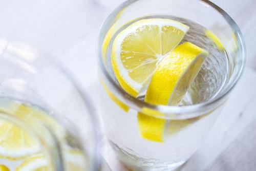 11 потрясающих свойств лимонной воды, о которых должен знать каждый! 

