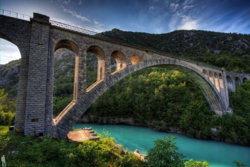 Соча в Словении или изонцо в Италии - невероятно красивая река, берущая свое начало глубоко в долине, окруженной живописными словенскими Альпами. 01