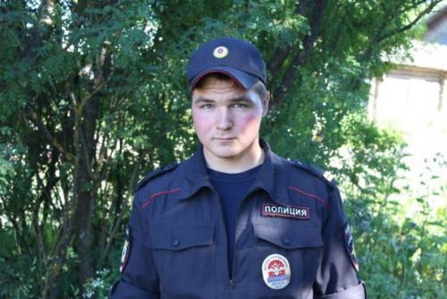 В костромской области полицейский вынес из горящего дома 7-дневного младенца, а затем помог выбраться всем членам семьи.