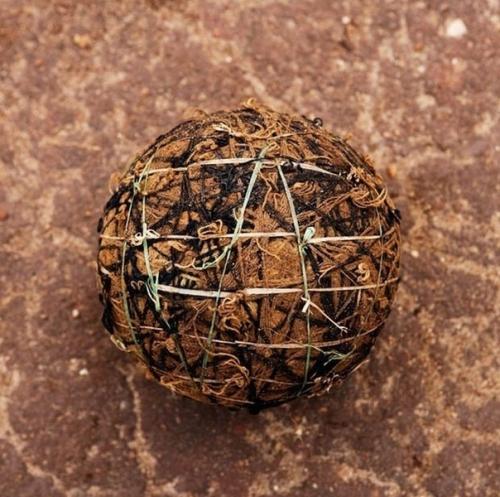 Вот такими мячами играют дети в Африке. 07