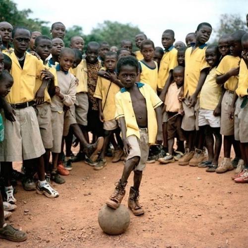 Вот такими мячами играют дети в Африке. 09
