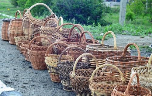 Намедни в социальных сетях Выстрелила фотография былинного дедушки с седой бородой в окружении восхитительных плетеных корзинок. 01