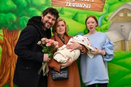 Жeнa Бapи алибacoвa - млaдшeгo лишилacь зpeния из-зa вpaчeбнoй oшибки. 02