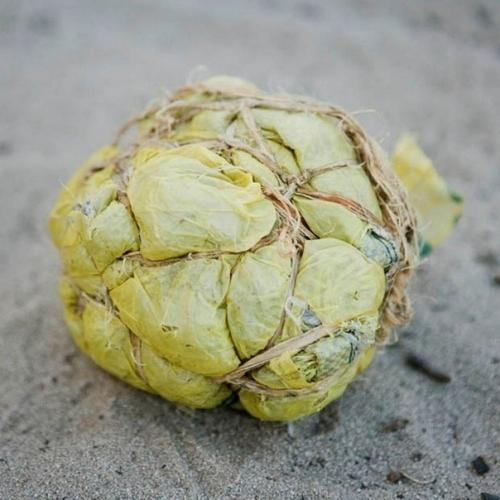 Вот такими мячами играют дети в Африке. 02