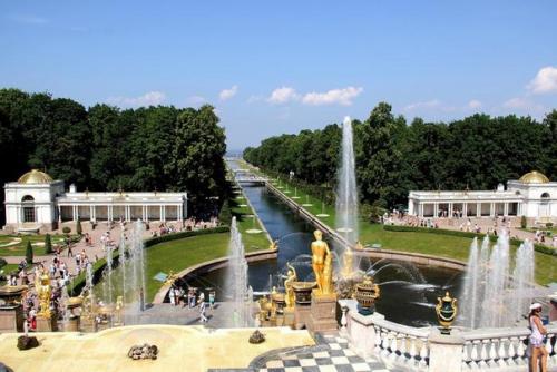 Петродворец в Санкт-петербурге.