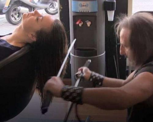 Очень странный парикмахер.