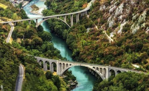 Соча в Словении или изонцо в Италии - невероятно красивая река, берущая свое начало глубоко в долине, окруженной живописными словенскими Альпами. 02