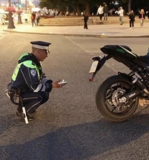 Петербург стал первым регионом, где водителей начали наказывать за слишком Громкие автомобили и мотоциклы. 01