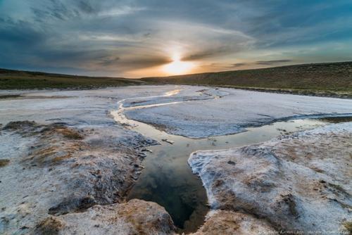 Озеро баскунчак.  Соль, закаты и поезда на воде. 06