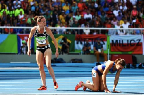 Бегунья из новой Зеландии, ценой результата в забеге, помогла своей американской сопернице встать на ноги, когда та получила травму.
