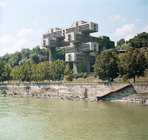 Архитeктура Ссср - это когда все здания выглядят как базы повстанцев и импeрцев из Star Wars. 03