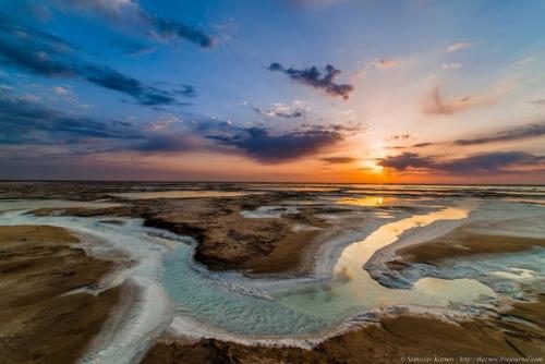 Озеро баскунчак.  Соль, закаты и поезда на воде. 01