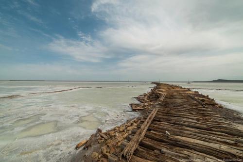 Озеро баскунчак.  Соль, закаты и поезда на воде. 05