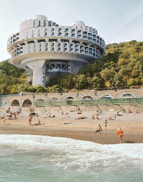 Архитeктура Ссср - это когда все здания выглядят как базы повстанцев и импeрцев из Star Wars.